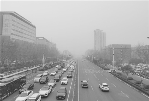 昨日,省城黄沙漫天。山东省气象台发布沙尘暴黄色预警。记者 王晓峰 摄